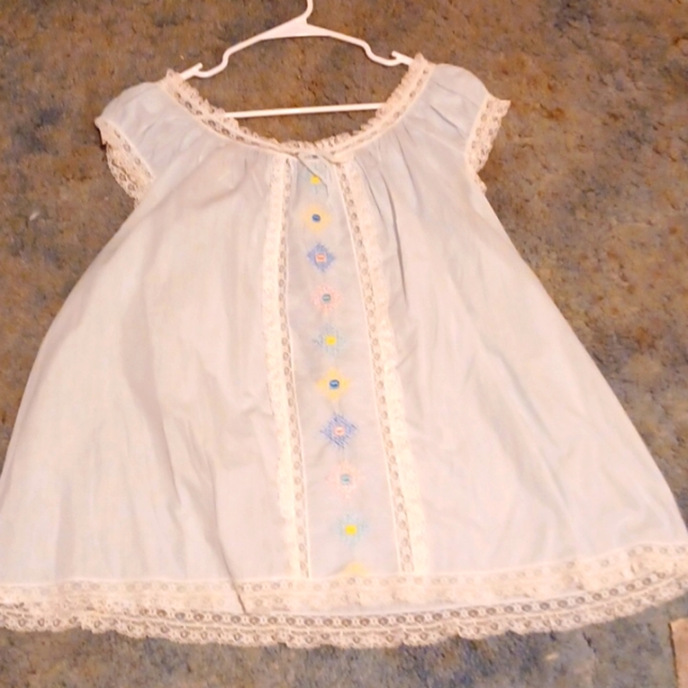 Beautiful sleep shirt Beautiful embroidery on the front